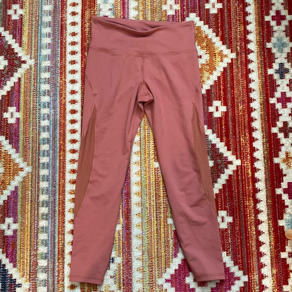 2/$25! NWOT Old Navy High-Waisted Elevate Mesh-Trum 7/8 Length Legging